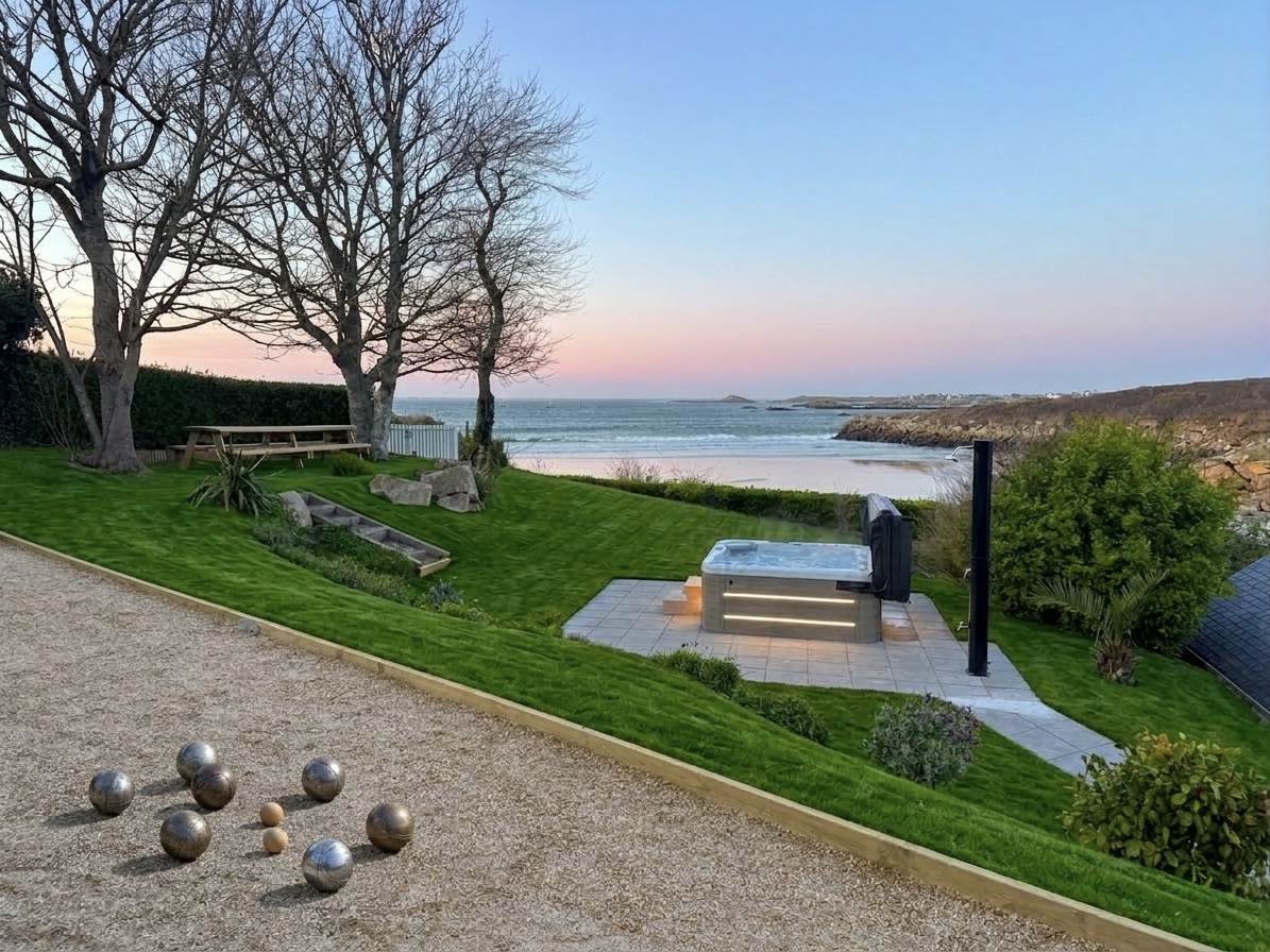 Vue panoramique jardin, jacuzzi et mer - Villa Emeraude
